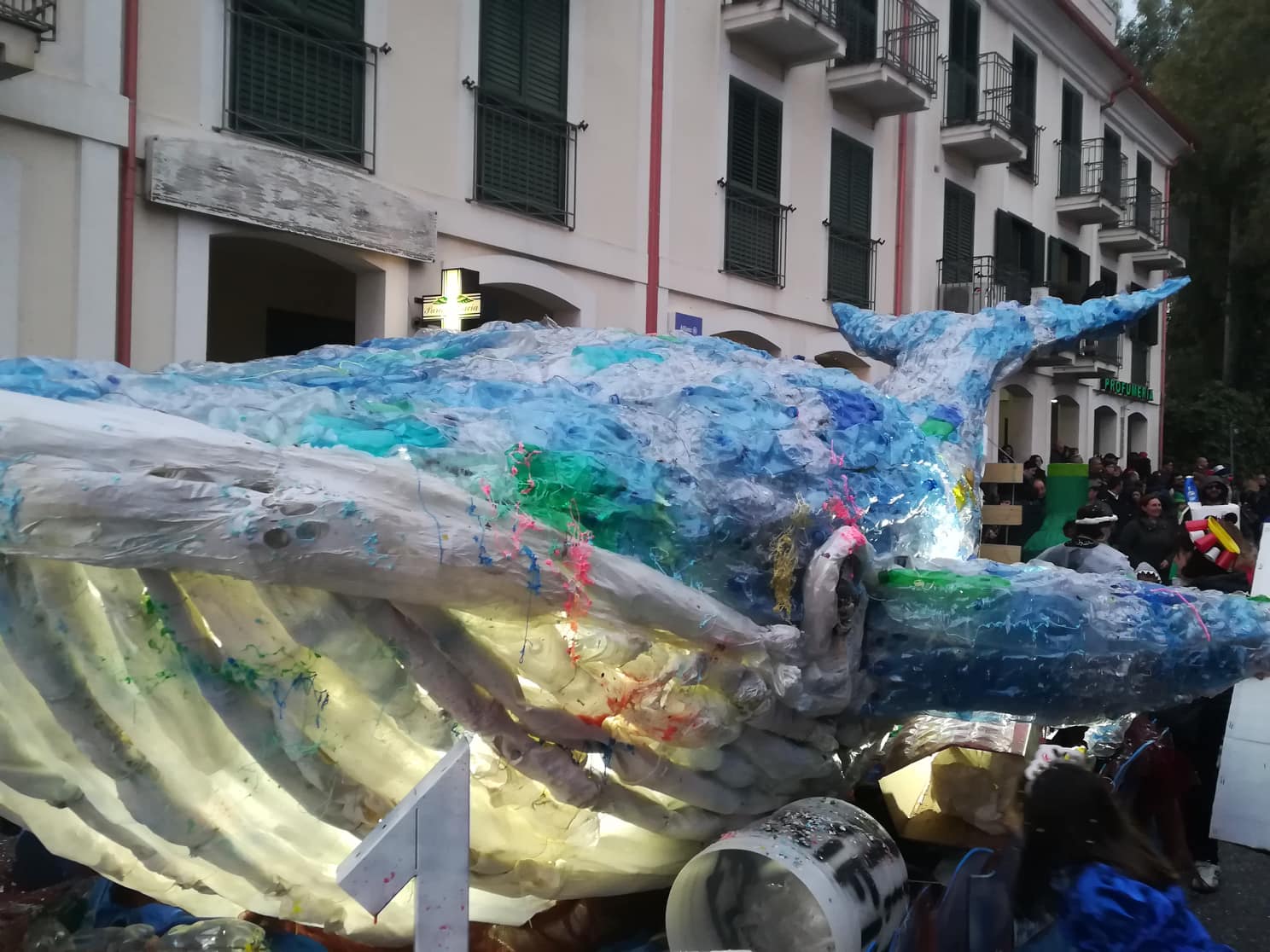 Carnevale 2019, ad Acconia di Curinga sfila “Marina”, la plasticottera azzurra di Costa Nostra a difesa dell’ambiente