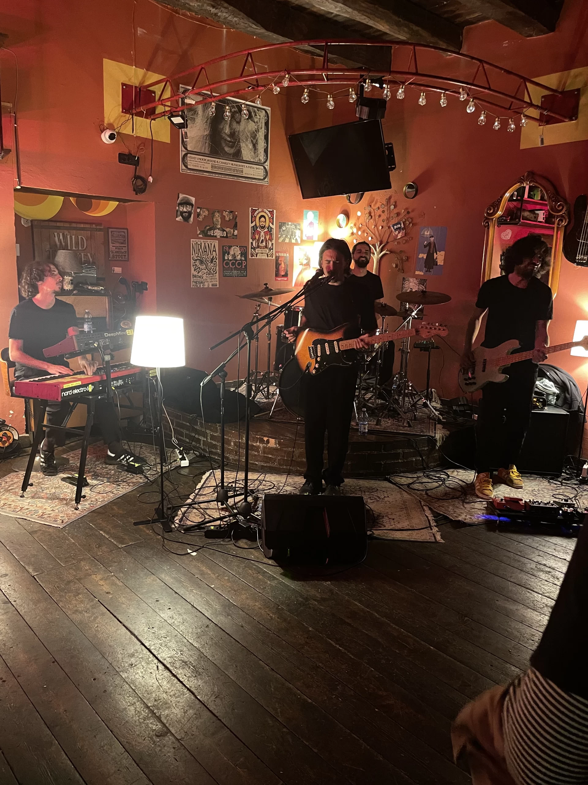 Nico Arezzo dal vivo durante un concerto a Lamezia Terme