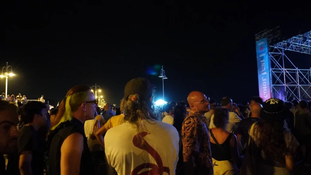 Spettatore tra il pubblico del Color Fest XIII mentre ascolta l’esibizione di Joan Thiele sul palco a Lamezia Terme